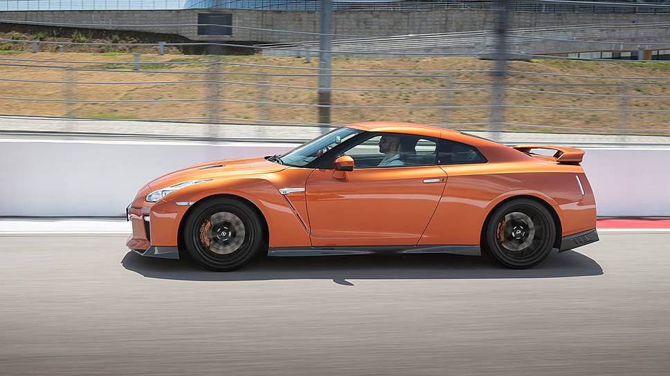 При обычной езде GT-R ведет себя как заднеприводный автомобиль, но в зависимости от скорости движения, угла поворота управляемых колес, дорожных условий и величины сцепления шин с дорогой крутящий момент от двигателя может передаваться на переднюю ось, причем распределение момента по осям может доходить до соотношения 50:50
