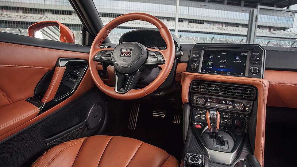 Салон GT-R утратил нотки спортивности, но приобрел элементы роскоши. Например, в отделке центральной консоли и сидений используется полуанилиновая кожа Nappa, а на центральном тоннеле установлена накладка из углепластика и большой 8-дюймовый экран монитора