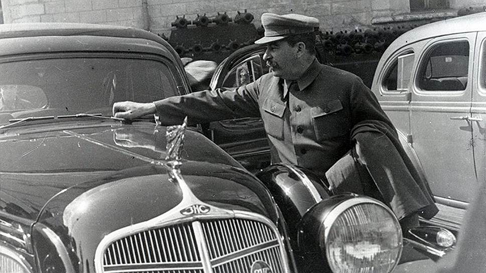 Иосиф Сталин осматривает ЗИС-101. Первый советский серийный лимузин делали на заводе его имени, но сам «отец народов» никогда им не пользовался, предпочитая "Паккарды" 