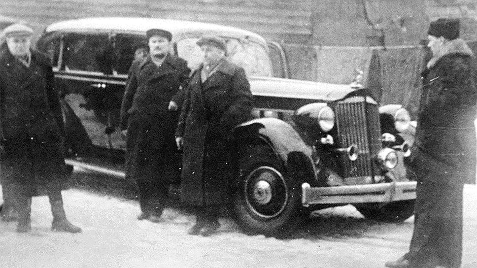 Сотрудники Гаража Особого Назначения (ГОН) около бронированного «Паккарда». На автомобиле установлены дополнительные звуковые сигналы и фара-прожектор 
