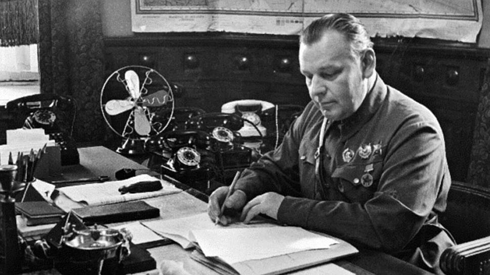 Начальник охраны Сталина комиссар государственной безопасности 3-го ранга Николай Сидорович Власик в рабочем кабинете 