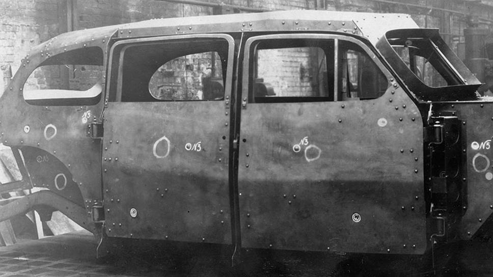 Бронекорпус ЗИС-110СО с дверьми после обязательного отстрела на полигоне завода имени Орджоникидзе 
