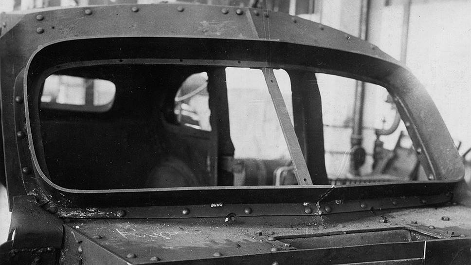 Бронекорпус ЗИС-110СО. Стыки и щели бронекорпуса перекрывались броневыми отражателями 