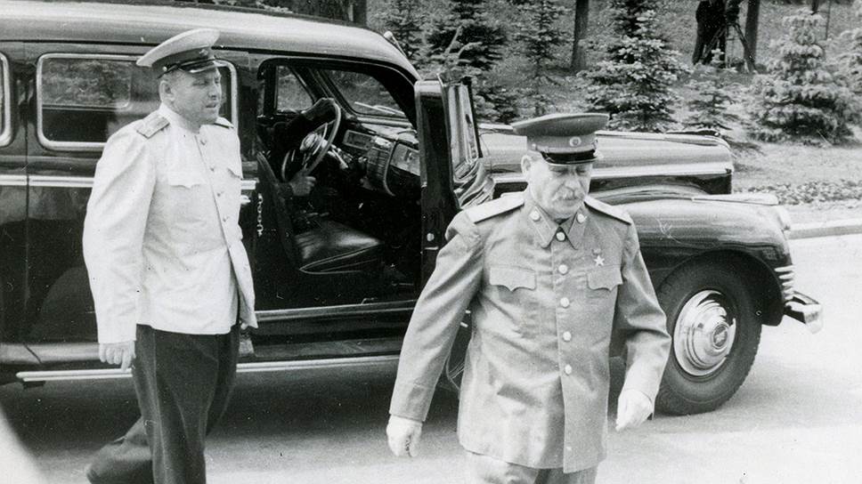 Иосиф Сталин выходит из ЗИС-110СО и направляется к правительственной трибуне на Тушинском аэродроме в день празднования Дня Военно-воздушного флота 8 июля 1950 года 
