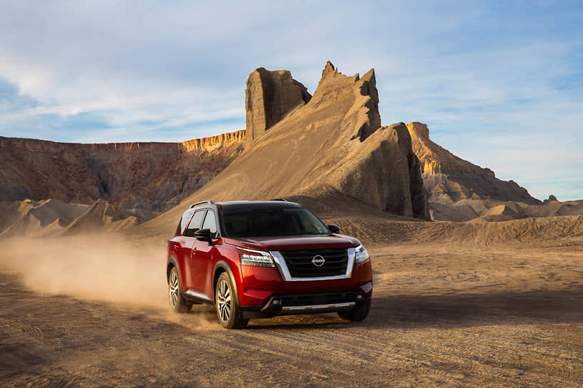 «С детства я помню рекламу Nissan Pathfinder в журналах. Макеты были выполнены в ярко-красной цветовой гамме, выглядели очень символично и хорошо запоминались. Они излучали энергию. Для нового Nissan Pathfinder мы выбрали цвет из красной палитры: Scarlet Ember – красный уголь. Он дает автомобилю сильный заряд энергии и отлично подчеркивает совершенство форм».
