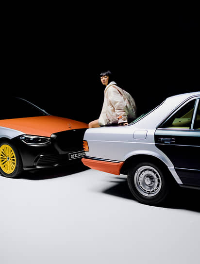 В съемках использовались новый Mercedes-Benz S-Класса, историческая модель 500 SEL в кузове W126, а также электрический флагман EQS. 