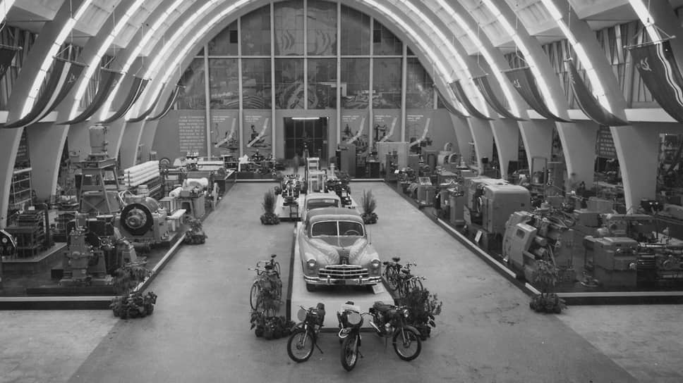 Выставка в Загребе в 1956 году. В некоторых социалистических странах СССР выставлялся ежегодно, в то время как в капиталистических — от случая к случаю. На стенде — представительский ЗИМ в двухцветной окраске, а позади него виден «Москвич-402»