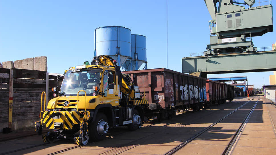Mercedes-Benz показал на выставке дорожной техники InnoTrans в Берлине Unimog с дополнительным оборудованием, которое позволяет использовать этот грузовик в самых разных сферах, от чистки дорог и озеленения до буксировки вагонов или сломавшегося трамвая 