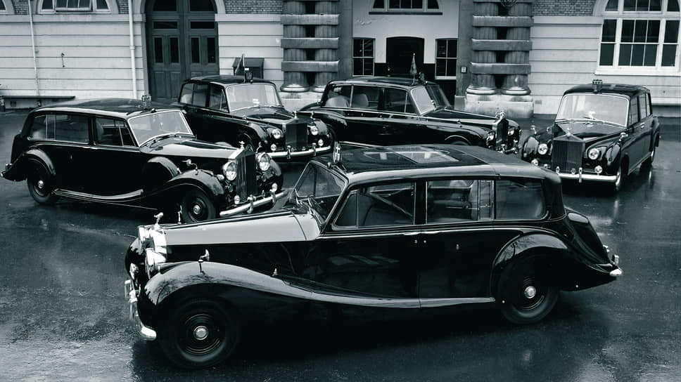 Пять Rolls-Royce Phantom разных поколений в Королевских конюшнях. На переднем плане — ландоле Phantom IV 1954 года, слева с запасными колесами в крыльях — первенец, лимузин 1950 года. Два Phantom V были заказаны одновременно, но один поставили в 1960, а второй в 1961 году. Phantom VI 1977 года в средине, у него четыре фары вместо двух и задние двери открываются по ходу движения, как и передние, а не против. Королевские лимузины отличаются не только увеличенной высотой крыши, но и тем, что ее задняя часть прозрачная. Это своеобразная интерпретация кузова ландоле, у которого крыша открывается, чтобы поlданные могли видеть пассажиров