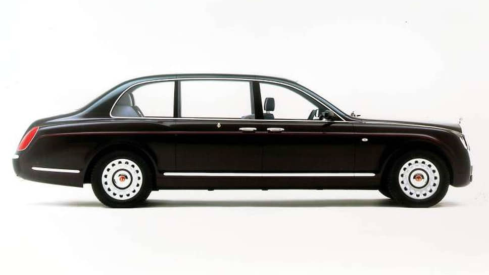Bentley State Limousine подарилj британское Общество производителей и продавцов автомобилей SMMT к 50-летию царствования в 2002 году. Два автомобиля были изготовлены на удлиненном шасси Bentley Arnage и оснащены двигателем мощностью 400 л.с.