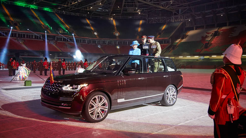 Говорят, что королева любила Land Rover. Впервые она публично замещала короля в 1951 году на вручении нового знамени Королевским ВВС, и тогда проехала вдоль строя именно на Land Rover. И сама она владела примерно 30 британскими внедорожниками разных лет. С появлением более комфортабельных Range Rover для церемониальных целей стали использовать их. На фото — первый выезд королевской четы 11 июня 2015 года на Range Rover State Review в Кардиффе