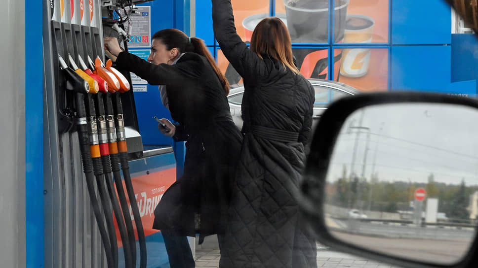 Девушки на автозаправке