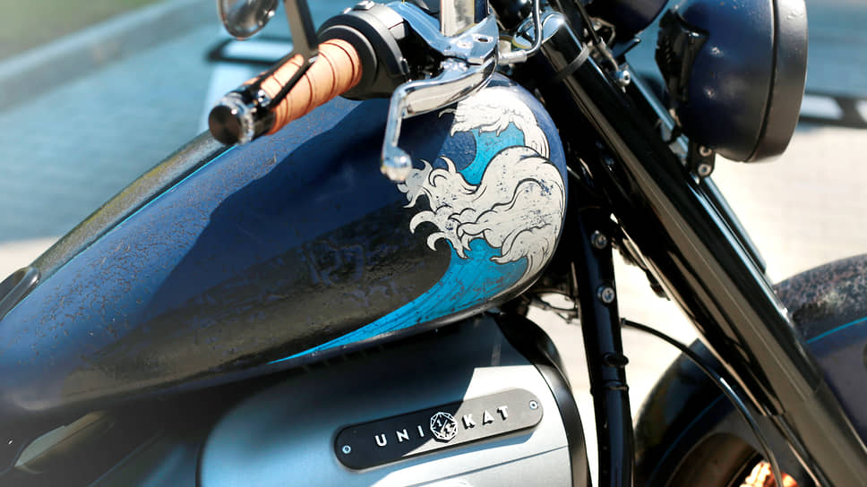 Отсюда не только название, но и общий образ байка. BMW R 18 The Great Wave напрямую отсылает к «Большой волне в Канагаве», одному из самых известных произведений искусства Японии, созданному около 1831 года художником Кацусики Хокусаем 