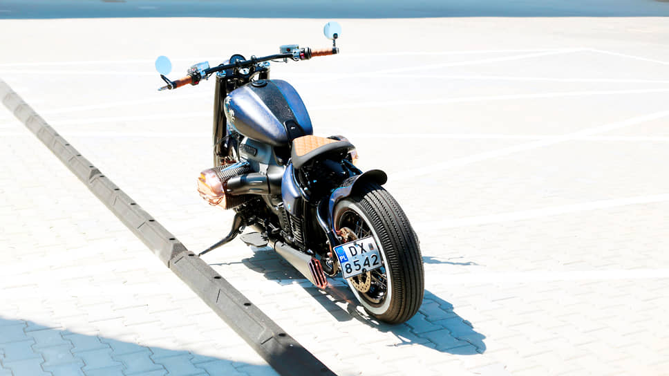 BMW R 18 The Great Wave выделяется укороченной задней частью рамы, одноместным сиденьем, обтянутым натуральной кожей, и стильным плоским рулем 