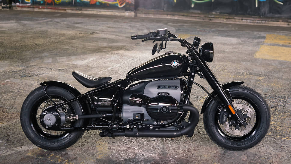BMW R 18 Black Jack — черный как ночь, «от макушки до подошвы». Он сделан BMW Motorrad ZK Motors из города Кельце. Чтобы создать такой глубоко черный образ, кастомайзеры использовали не только черный лак, но и черный хром 