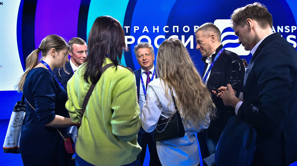 Президент АвтоВАЗа Максим Соколов (в центре) после дискуссии на форуме «Транспорт России», ноябрь 2022 года 