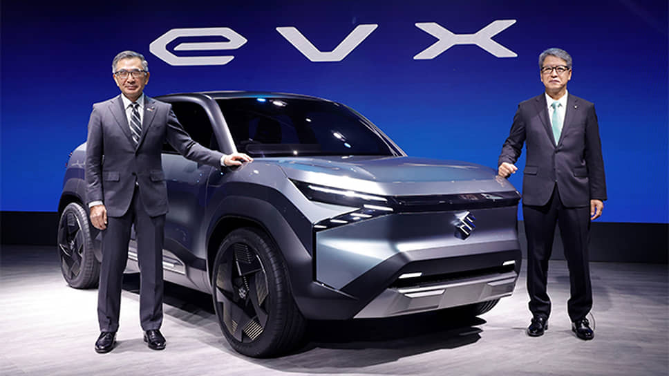 Президент Suzuki Motor Corporation г-н Тошихиро Сузуки (слева) на премьере концепта Suzuki eVX  