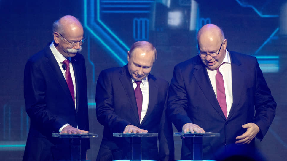 Председатель правления транснационального концерна Daimler AG, глава подразделения Mercedes-Benz Cars и член совета директоров Дитер Цетше, президент России Владимир Путин и федеральный министр экономики и энергетики Германии Петер Альтмайер во время церемонии открытия завода по производству легковых автомобилей «Мерседес-Бенц» концерна Daimler на территории индустриального парка «Есипово» 