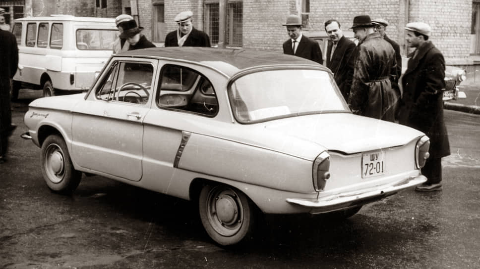 Задние фонари на прототипе 1962 года вертикальные, такого же плана, как на «Москвиче», «Волге», «Чайке» или ЗИЛ-111. На серийном ЗАЗ-966 от них откажутся в пользу круглых 