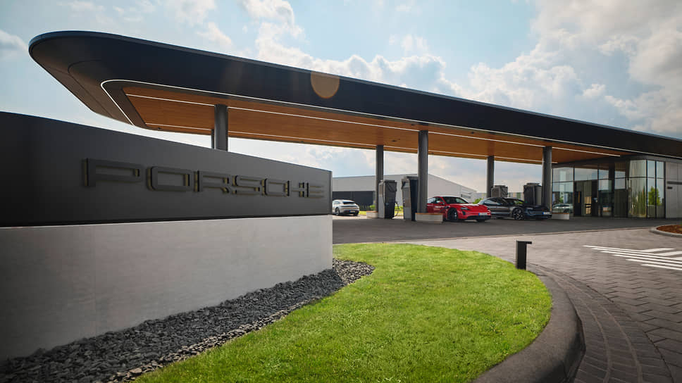 Porsche открыла первую фирменную зарядную станцию Porsche Charging Lounge. Компания планирует установить свои собственные станции быстрой зарядки на самых важных маршрутах Европы 