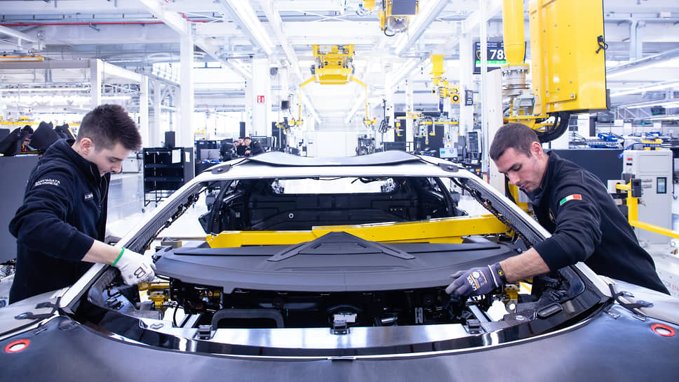 Производство гибридного суперкара Lamborghini Revuelto идет при помощи новой системы Lamborghini Next Level Manufacturing, в которой высокотехнологичные процессы сборки сочетаются с незаменимой работой людей 