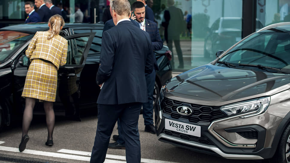 Автомобили Lada Vesta SW были представлены на парковке перед  «Экспофорумом», где проходил Второй саммит экономического и гуманитарного форума «Россия — Африка» 