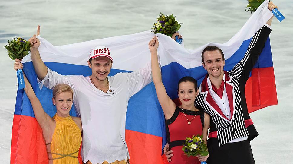 Фигуристы Татьяна Волосожар и Максим Траньков (слева), олимпийские чемпионы, и Ксения Столбова и Федор Климов, серебряные призеры, в соревнованиях спортивных пар