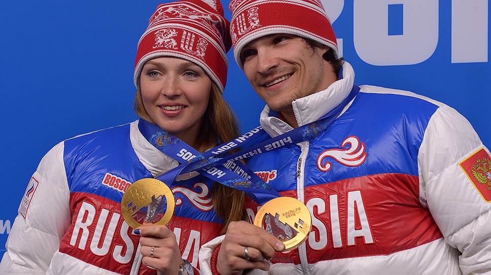 Алена Заварзина (слева), бронзовая медалистка в параллельном гигантском слаломе среди женщин, и Вик Уайлд (справа) — олимпийский чемпион в параллельном слаломе и параллельном гигантском слаломе среди мужчин
