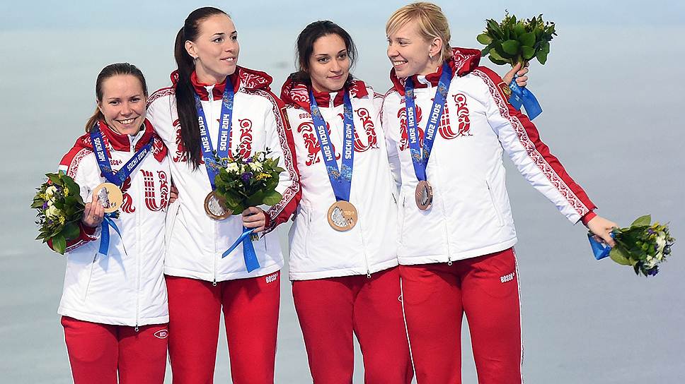 Конькобежки Ольга Граф, Екатерина Лобышева, Екатерина Шихова и Юлия Скокова (слева направо), бронзовые призеры в командной гонке преследования. Ольга Граф также принесла России первую медаль Игр в Сочи — бронзовую в забеге на 3000 м