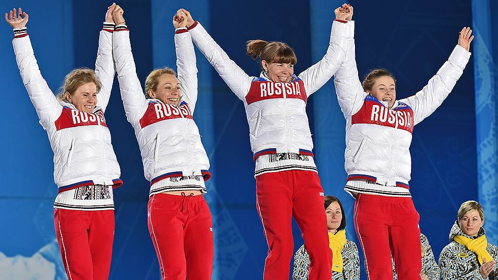 Члены сборной команды России по биатлону Яна Романова, Ольга Зайцева, Екатерина Шумилова и Ольга Вилухина (слева направо), серебряные призеры в эстафете