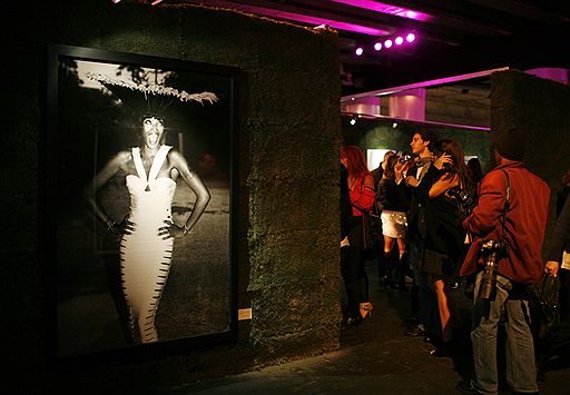 02.12.2008 В Майами открылась выставка "In Fashion Photo show", посвященная Наоми Кэмпбелл. Снимки описывают различные этапы ее модельной карьеры