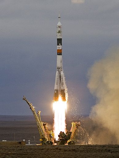 26.03.2009 С Байконура к Международной космической станции отправился российский корабль "Союз". На борту находятся россиянин Геннадий Падалка, американец Майкл Баррат и космический турист из США Чарльз Симонии. Стыковка "Союза" с МКС запланирована на 28 марта 