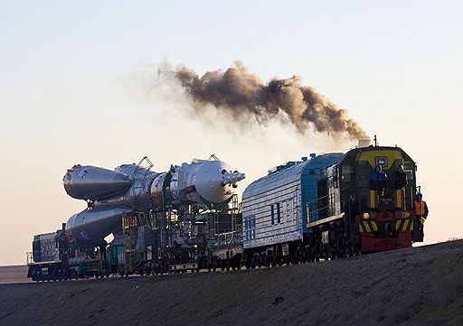 26.03.2009 С Байконура к Международной космической станции отправился российский корабль "Союз". На борту находятся россиянин Геннадий Падалка, американец Майкл Баррат и космический турист из США Чарльз Симонии. Стыковка "Союза" с МКС запланирована на 28 марта 