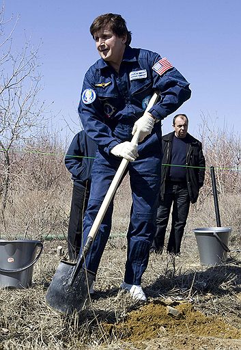 26.03.2009 С Байконура к Международной космической станции отправился российский корабль "Союз". На борту находятся россиянин Геннадий Падалка, американец Майкл Баррат и космический турист из США Чарльз Симонии. Стыковка "Союза" с МКС запланирована на 28 марта 