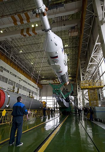 26.03.2009 С Байконура к Международной космической станции отправился российский корабль "Союз". На борту находятся россиянин Геннадий Падалка, американец Майкл Баррат и космический турист из США Чарльз Симонии. Стыковка "Союза" с МКС запланирована на 28 марта 
