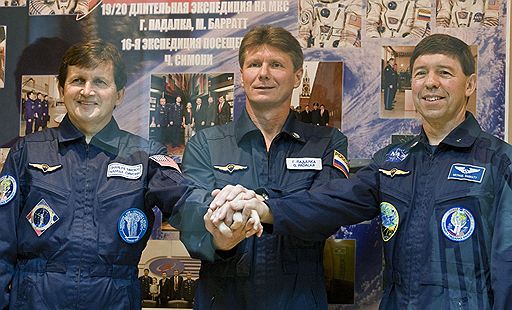26.03.2009 С Байконура к Международной космической станции отправился российский корабль "Союз". На борту находятся россиянин Геннадий Падалка, американец Майкл Баррат и космический турист из США Чарльз Симонии. Стыковка "Союза" с МКС запланирована на 28 марта 