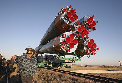 26.03.2009 С Байконура к Международной космической станции отправился российский корабль "Союз". На борту находятся россиянин Геннадий Падалка, американец Майкл Баррат и космический турист из США Чарльз Симонии. Стыковка "Союза" с МКС запланирована на 28 марта 
