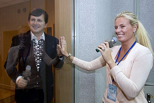 26.03.2009 С Байконура к Международной космической станции отправился российский корабль "Союз". На борту находятся россиянин Геннадий Падалка, американец Майкл Баррат и космический турист из США Чарльз Симонии. Стыковка "Союза" с МКС запланирована на 28 марта 