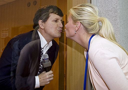 26.03.2009 С Байконура к Международной космической станции отправился российский корабль "Союз". На борту находятся россиянин Геннадий Падалка, американец Майкл Баррат и космический турист из США Чарльз Симонии. Стыковка "Союза" с МКС запланирована на 28 марта 