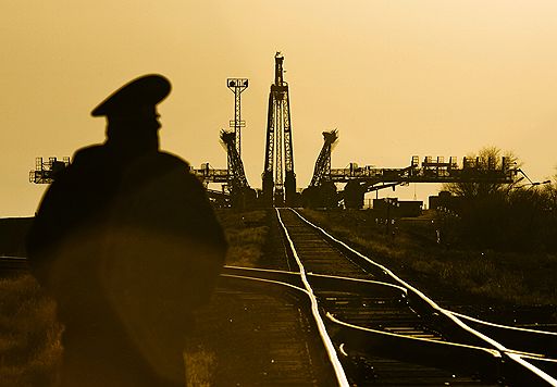 26.03.2009 С Байконура к Международной космической станции отправился российский корабль "Союз". На борту находятся россиянин Геннадий Падалка, американец Майкл Баррат и космический турист из США Чарльз Симонии. Стыковка "Союза" с МКС запланирована на 28 марта 