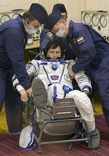 26.03.2009 С Байконура к Международной космической станции отправился российский корабль "Союз". На борту находятся россиянин Геннадий Падалка, американец Майкл Баррат и космический турист из США Чарльз Симонии. Стыковка "Союза" с МКС запланирована на 28 марта 
