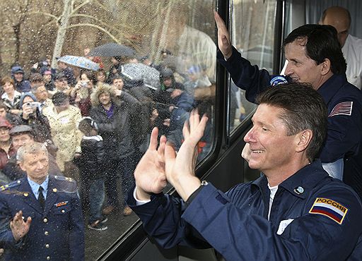 26.03.2009 С Байконура к Международной космической станции отправился российский корабль "Союз". На борту находятся россиянин Геннадий Падалка, американец Майкл Баррат и космический турист из США Чарльз Симонии. Стыковка "Союза" с МКС запланирована на 28 марта 