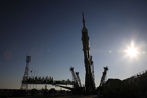 26.03.2009 С Байконура к Международной космической станции отправился российский корабль "Союз". На борту находятся россиянин Геннадий Падалка, американец Майкл Баррат и космический турист из США Чарльз Симонии. Стыковка "Союза" с МКС запланирована на 28 марта 
