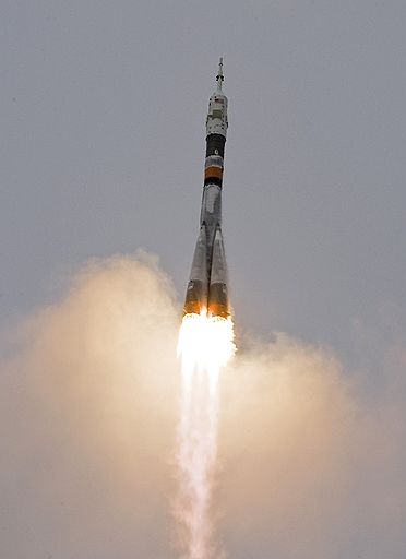 26.03.2009 С Байконура к Международной космической станции отправился российский корабль "Союз". На борту находятся россиянин Геннадий Падалка, американец Майкл Баррат и космический турист из США Чарльз Симонии. Стыковка "Союза" с МКС запланирована на 28 марта 