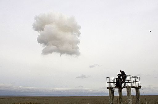26.03.2009 С Байконура к Международной космической станции отправился российский корабль "Союз". На борту находятся россиянин Геннадий Падалка, американец Майкл Баррат и космический турист из США Чарльз Симонии. Стыковка "Союза" с МКС запланирована на 28 марта 