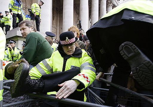 01.04.2009 Демонстрации антиглобалистов в Лондоне против саммита "Большой двадцатки" 