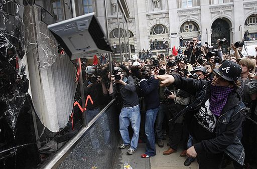 01.04.2009 Демонстрации антиглобалистов в Лондоне против саммита "Большой двадцатки" 