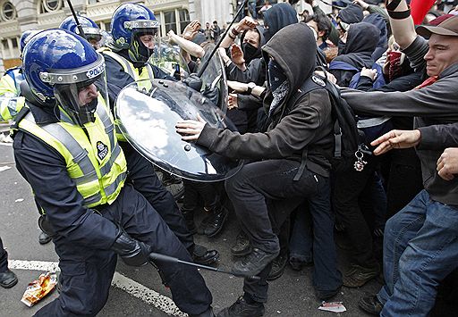 01.04.2009 Демонстрации антиглобалистов в Лондоне против саммита "Большой двадцатки" 