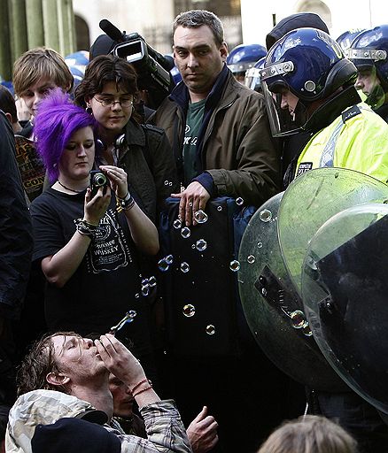 01.04.2009 Демонстрации антиглобалистов в Лондоне против саммита "Большой двадцатки" 