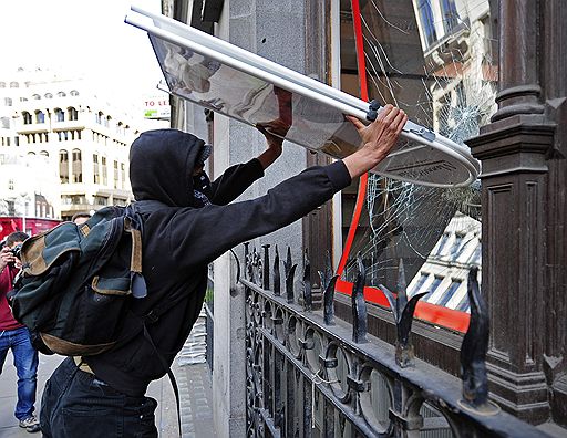 01.04.2009 Демонстрации антиглобалистов в Лондоне против саммита "Большой двадцатки" 